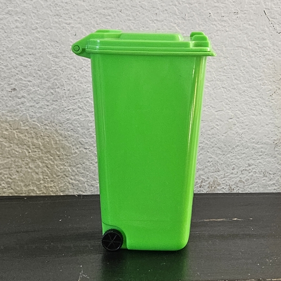 Mini Desktop Garbage Truck Trash Can Waste Bin Recycle Pencil Pen Holder Office - Picture 2 of 5